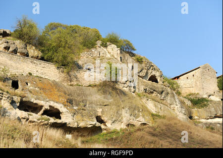 Grande Kenassa dal XIV secolo e piccole Kenassa dal XVIII secolo nel borgo medievale di città-fortezza Çufut Qale (fortezza ebraica) in Crimea in montagna Foto Stock