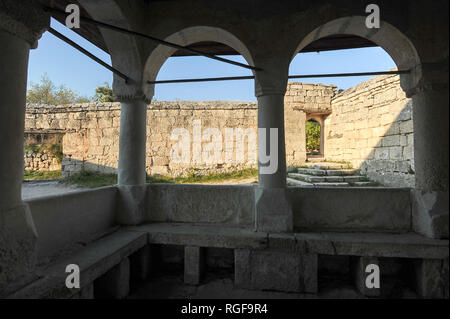 Grande Kenassa dal XIV secolo e piccole Kenassa dal XVIII secolo nel borgo medievale di città-fortezza Çufut Qale (fortezza ebraica) in Crimea in montagna Foto Stock