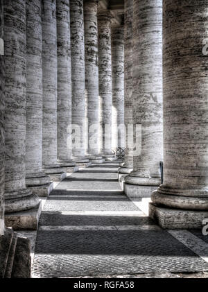 Città del Vaticano, Roma. Parte del colonnato che circonda la Basilica di San Pietro. Foto Stock