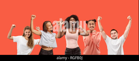 Il collage di volti di persone sorpreso su sfondi di corallo. Le emozioni umane, espressione facciale concetto. collage di uomini e donne Foto Stock