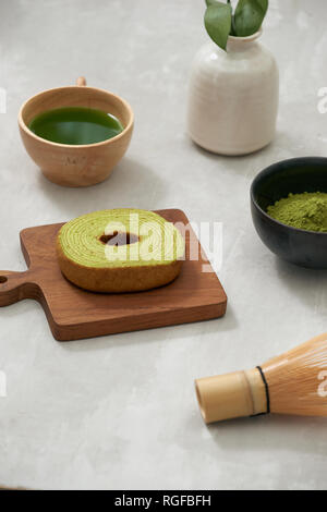 Torta di tedesco, tè verde Baumkuchen con latte Foto Stock