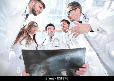 I colleghi medici guardare la x-ray del paziente Foto Stock