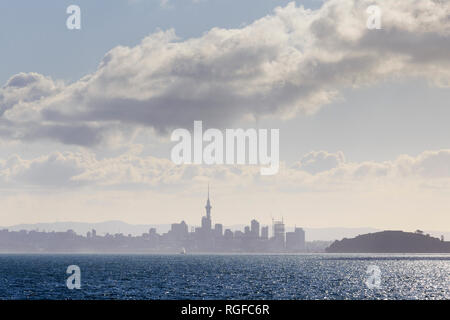 Misty contorno di Auckland visto dall'acqua, incluso Sky Tower. Foto Stock