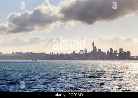 Misty contorno di Auckland visto dall'acqua, incluso Sky Tower. Foto Stock