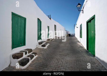 Alley con porte verdi in Teguise. Foto Stock