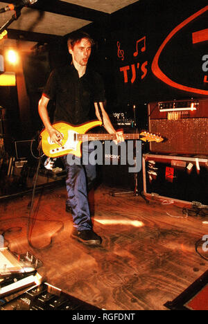 Matt Bellamy della band Muse, eseguendo in TJ's a Newport, Galles, 4 settembre 1999 Foto Stock