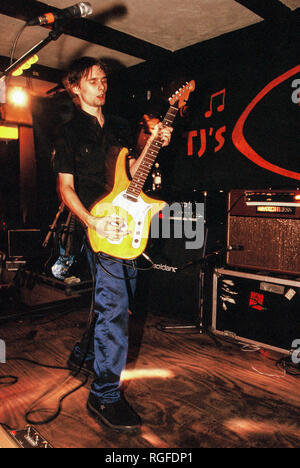 Matt Bellamy della band Muse, eseguendo in TJ's a Newport, Galles, 4 settembre 1999 Foto Stock