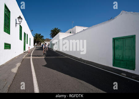 Racing ciclista su strada attraverso Teguise. Foto Stock