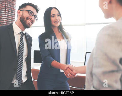 Due belle handshaking imprenditrici in office Foto Stock