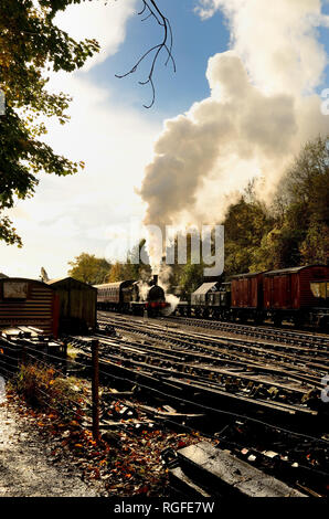 Visitare la classe LNER J15 No 7564 lascia la stazione di Bitton sulla ferrovia della valle di Avon, con un treno per Oldbury, 2nd novembre 2012. Foto Stock