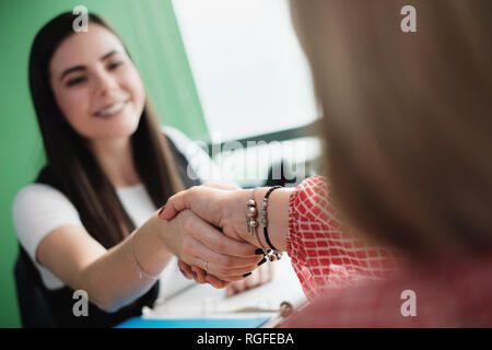 Felice vecchia donna stringono le mani con cordiale salute broker assicurativo Foto Stock