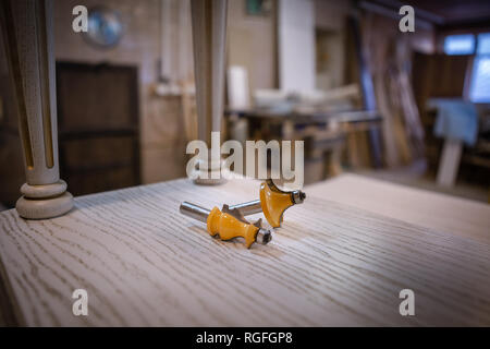 Realizzazione di mobili di legno. Il lavoro di carpentiere. Attrezzi di falegnameria. Laboratorio di falegnameria Foto Stock