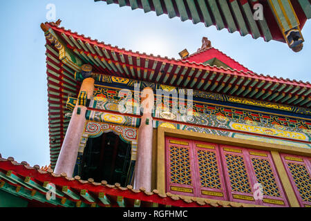 Dettaglio del tetto del tempio cinese sfondo texture. Bellissimo tempio Cinese di dettaglio del tetto con colorati opera architettonica di Wat Leng tendere Yi 2, Nonthabu Foto Stock