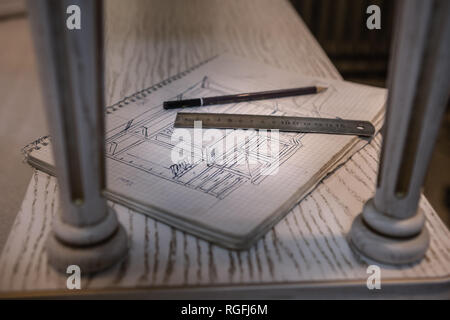 Realizzazione di mobili di legno. Il lavoro di carpentiere. Attrezzi di falegnameria. Laboratorio di falegnameria Foto Stock