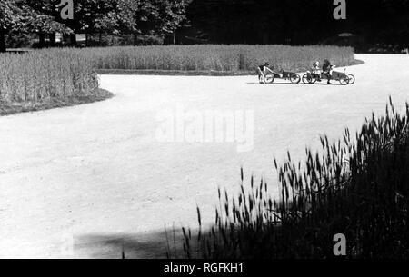 Bambini che giocano al giardino urbano modificato in giardino militare, Italia 1942 Foto Stock