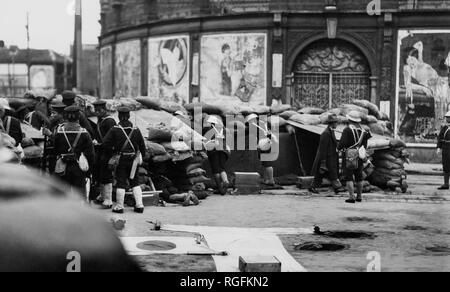 Cina, trench marinai giapponesi nelle strade di ciapei, 1937 Foto Stock