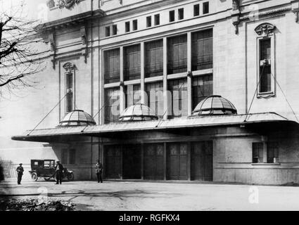 Hall 3, Palazzo delle scintille, precedentemente noto come il Palazzo dello Sport, uno dei primi edifici nel quartiere fieristico di Milano Centro espositivo costruito nel 1923, Milano Foto Stock