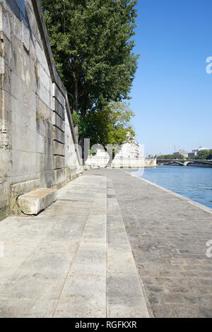 Parigi, vuoto Seine river docks con gradini in una soleggiata giornata estiva in Francia Foto Stock