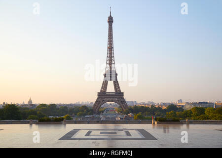 Torre Eiffel, cancellare sunrise a Trocadero, nessuno a Parigi, Francia Foto Stock