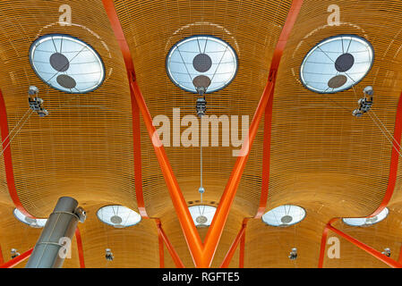 La splendida architettura dell'aeroporto di Barajas a Madrid con i suoi moderni tetto e pannelli in legno, Spagna, Europa. Foto Stock