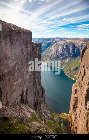 Vista aerea del Lysefjord (Lysefjorden) da Kjeragbolten a Kjerag (o Kiragg) Plateau, una popolare destinazione turistica in Forsand comune di Rogala Foto Stock