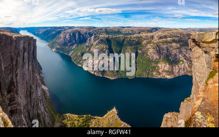 Panoramica vista aerea del Lysefjord (Lysefjorden) da Kjerag (o Kiragg) Plateau, una meta turistica e una base jumping destinazione in Forsand municipalit Foto Stock