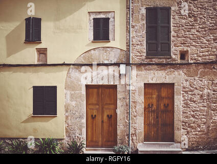 Retrò immagine stilizzata di un vecchio edificio facciata di Alcudia, Mallorca, Spagna. Foto Stock