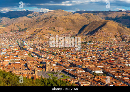 Paesaggio di antica capitale Inca Cusco al tramonto si trova in una valle della Cordigliera delle Ande, Perù, Sud America. Foto Stock