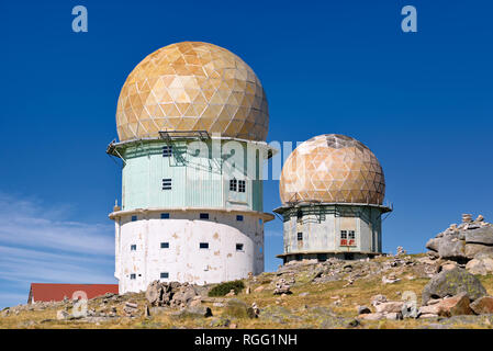 Torri di trasmissione con cupola dorata Foto Stock