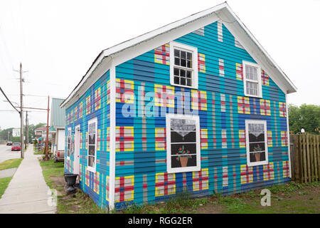 Il plaid House a Lyndhurst in Ontario, Canada. L'edificio e dipinta con un motivo in più colori. Foto Stock