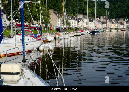 Porto Aulne sul fiume canalizzato Aulne in Bretagna, Francia occidentale Foto Stock