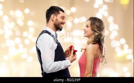 Uomo che donna anello di fidanzamento per San Valentino Foto Stock