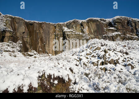 Un nevoso inverno mattina a Cava Knarr vicino a Tintwistle nel Peak District, Derbyshire, in Inghilterra. Foto Stock