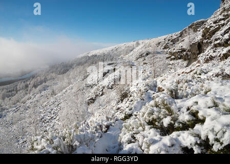 Un nevoso inverno mattina a Cava Knarr vicino a Tintwistle nel Peak District, Derbyshire, in Inghilterra. Foto Stock