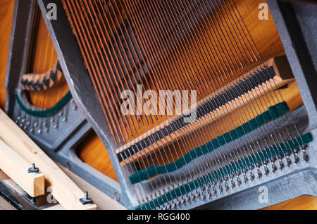 Vista ravvicinata di stringhe dentro il pianoforte. Foto Stock