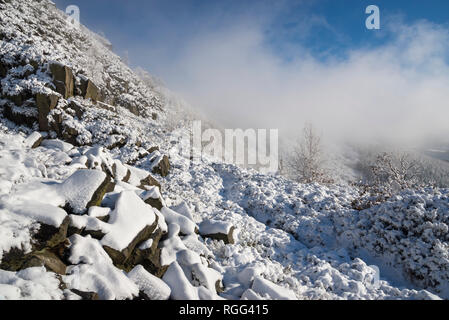 Un nevoso inverno mattina a Cava Knarr vicino a Tintwistle nel Peak District, Derbyshire, in Inghilterra. Foto Stock