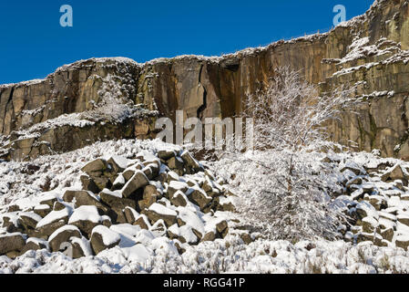 Un nevoso inverno mattina a Cava Knarr vicino a Tintwistle nel Peak District, Derbyshire, in Inghilterra. Foto Stock