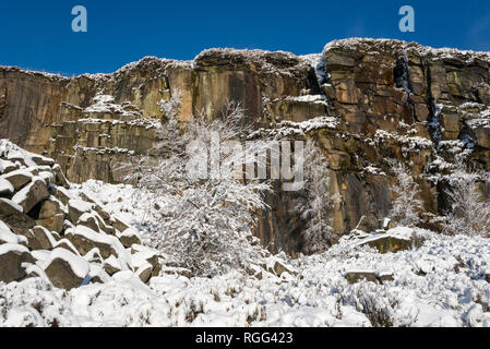 Un nevoso inverno mattina a Cava Knarr vicino a Tintwistle nel Peak District, Derbyshire, in Inghilterra. Foto Stock