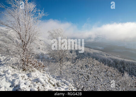 Vista della Valle Longdendale da Knarr cava nel parco nazionale del Peak District. Un paesaggio innevato vicino a Glossop, Derbyshire. Foto Stock