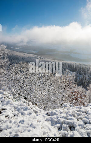 Vista della Valle Longdendale da Knarr cava nel parco nazionale del Peak District. Un paesaggio innevato vicino a Glossop, Derbyshire. Foto Stock