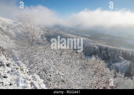 Vista della Valle Longdendale da Knarr cava nel parco nazionale del Peak District. Un paesaggio innevato vicino a Glossop, Derbyshire. Foto Stock