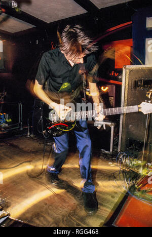 Matt Bellamy della band Muse, eseguendo in TJ's a Newport, Galles, 4 settembre 1999 Foto Stock