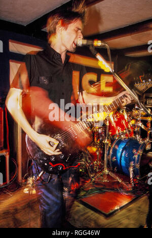 Matt Bellamy della band Muse, eseguendo in TJ's a Newport, Galles, 4 settembre 1999 Foto Stock