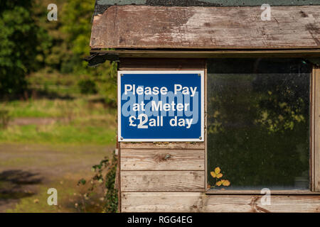 Segno: Si prega di pagare in metro, visto in Malmsmead nel Devon, Inghilterra, Regno Unito Foto Stock