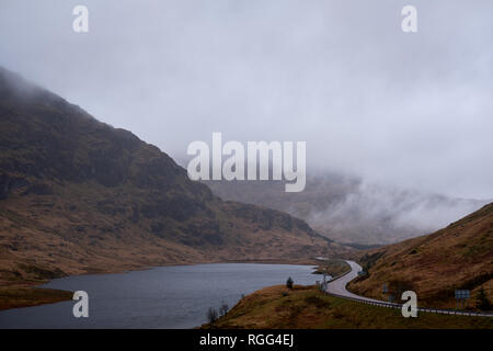 Guardando ad ovest a riposo e essere grati, un pass sulla A83 da Ardgarten a Cairndow in Argyll, Scozia. Foto Stock