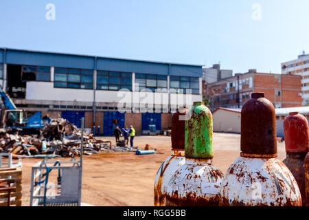 La saldatura del serbatoio del gas e per il taglio di metallo di scarto con torcia di acetilene a junkyard. Foto Stock