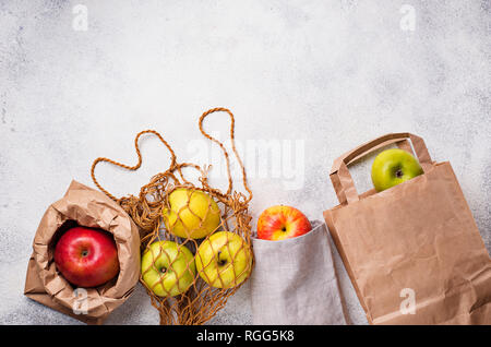 Le mele in diversi eco-friendly imballaggio Foto Stock