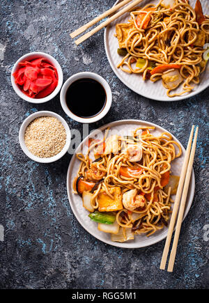 Asian tagliatelle con gamberi e verdure Foto Stock
