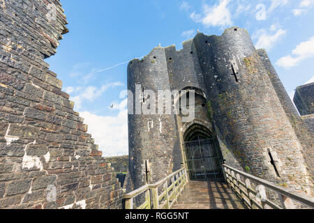 Caerphilly, Caerphilly, Wales, Regno Unito. Caerphilly ingresso al castello. Foto Stock