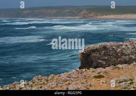 Giornata di vento a Carrapateira scogliere sul mare, nella regione di Algarve del Portogallo sudoccidentale Foto Stock